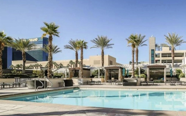 Premium Suite w/balcony at The Signature