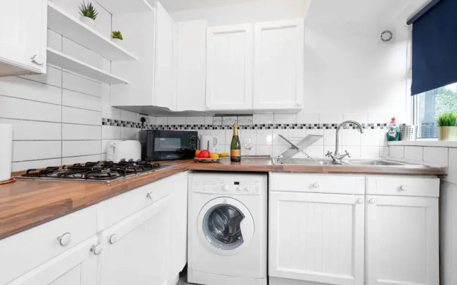 Stylish Three Bedroom House With Garden in Birmingham Suburb