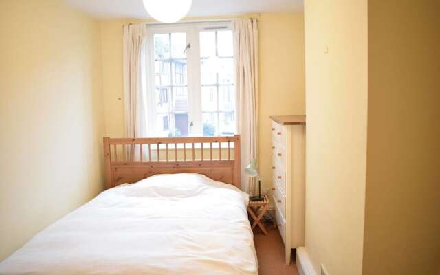 Calm 3 Bedroom Apartment in Wandsworth