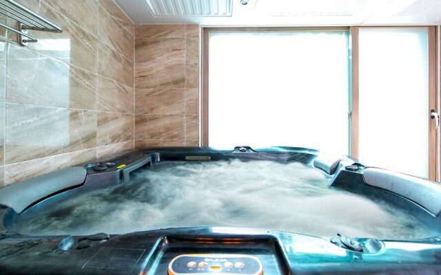 Kkoristar Pool and Spa Pension