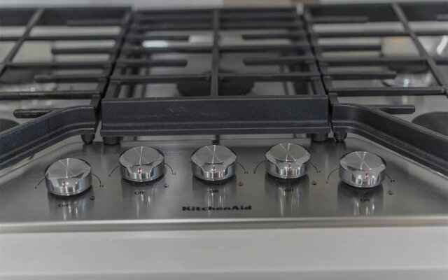 "modern 3bed Townhome. Near Nrg"