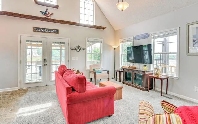 Tennessee River Retreat: Multi-level Deck & Views