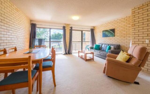 Golden Shores Unit 3, 21 Landsborough Parade