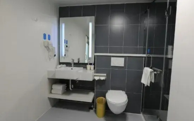 HanTing Hotel (Tianjin South Station)