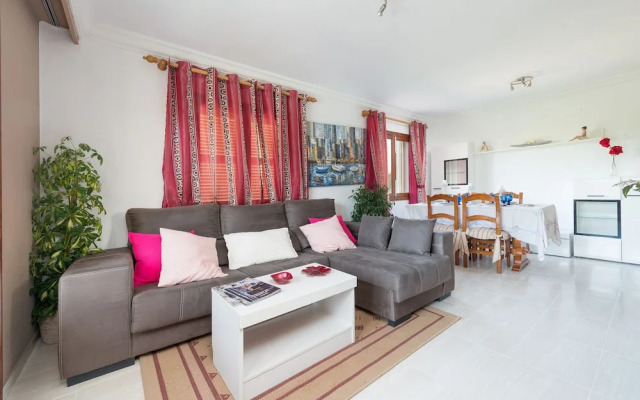 Ropit in Alc dia With 2 Bedrooms and 1 Bathrooms