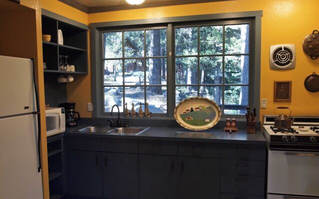 Strawberry Creek Inn Bed & Breakfast