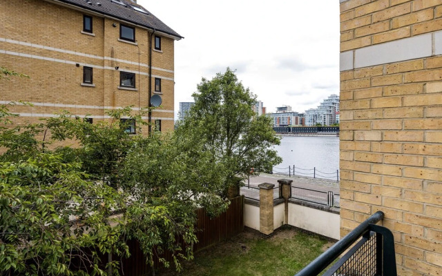 Panoramic Docklands Home With Waterfront Views by Underthedoormat