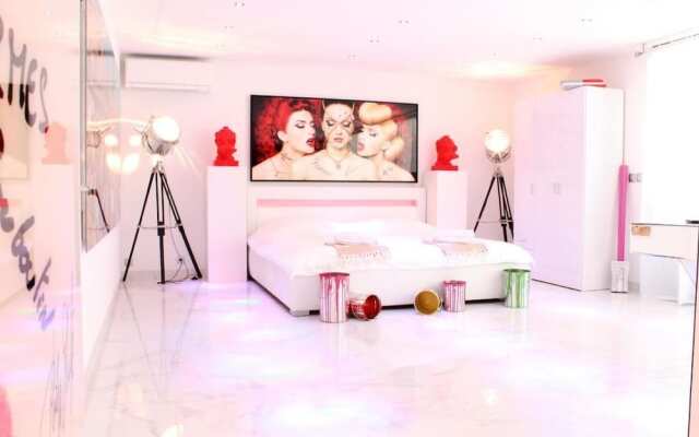 SHANGTASIA Luxury Art Room