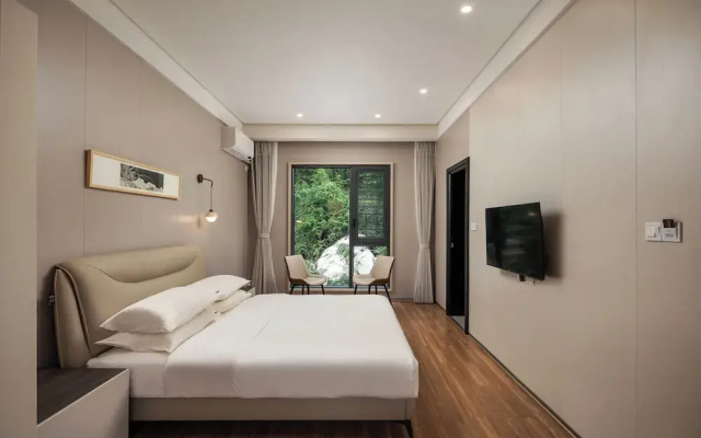He She Courtyard Free pick-up train station stay 3 nights