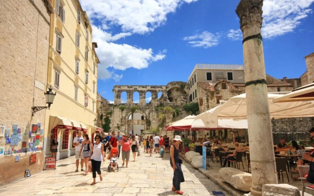 Brane - Great Location & Garden Terrace - A1
