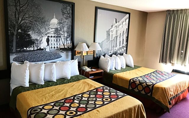 Super 8 By Wyndham Madison East