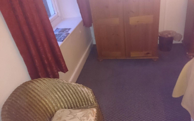 OYO Rose & Crown Hotel