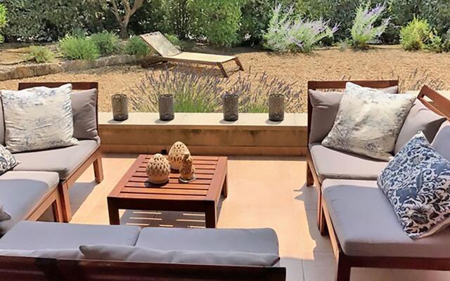 Beautiful Villa in Saumane-de-Vaucluse with Garden