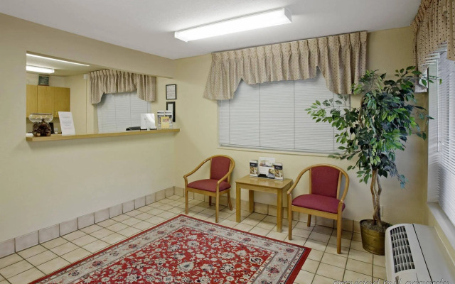 HomeTowne Studios by Red Roof Colorado Springs - Airport