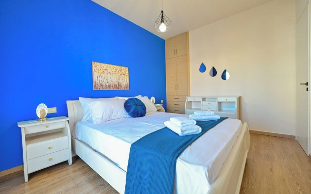 Royal Blue Central House by Checkin