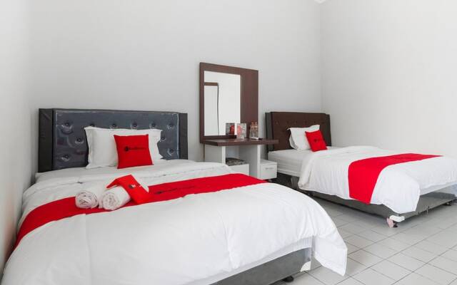 RedDoorz near Batik Tulis Celaket 2