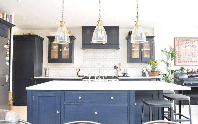 3 Bedroom Family Home In Shepherds Bush