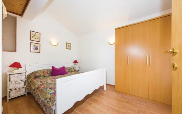 Nice Home in Ljubac with WiFi, 6 Bedrooms & Hot Tub