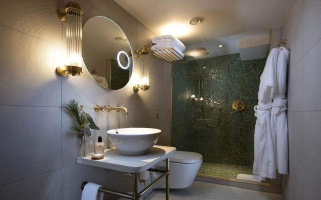 Fingal - A Luxury Floating Hotel