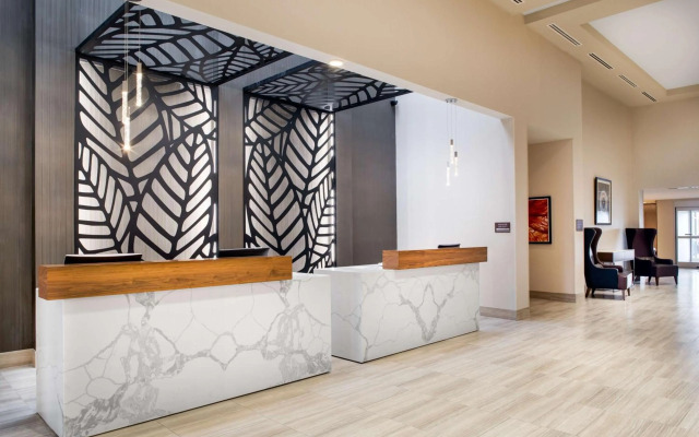 DoubleTree by Hilton Toronto Airport