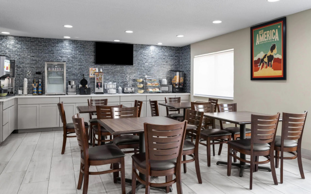 Travelodge by Wyndham Fargo West Acres