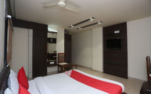 OYO 27725 Hotel Crown Plaza