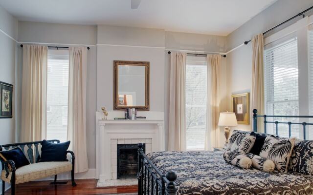 Modern Apartment Near Forsyth