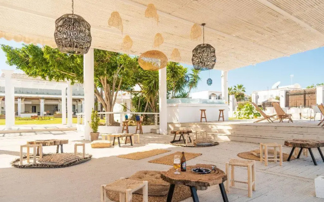 Olive Grove Beachfront Apartments & Suites