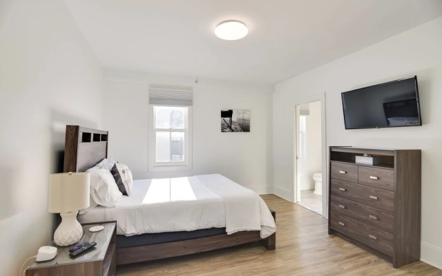 Walk to Bowen's Wharf: Condo in Dtwn Newport