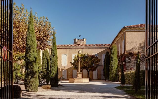 Spacious Castle In Jonquieres With Swimming Pool