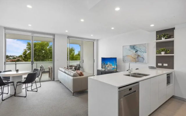 Sleek 2-bed With Balcony and Communal BBQ Area