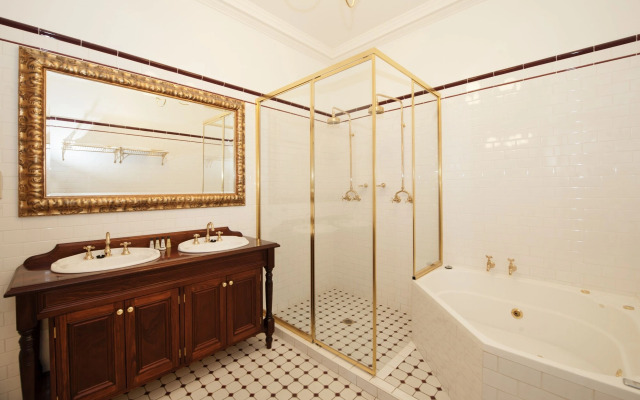 Cobb & Co Court Boutique Hotel