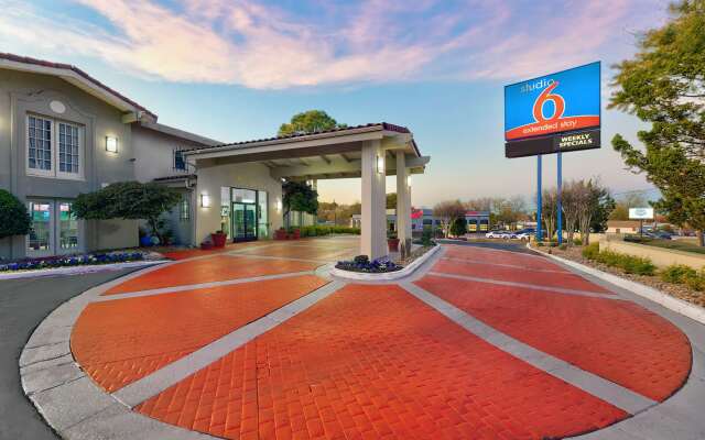 Studio 6 Denton, TX - UNT