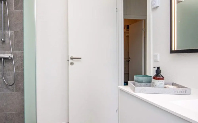 Stylish Lakeview Retreat-by Traum