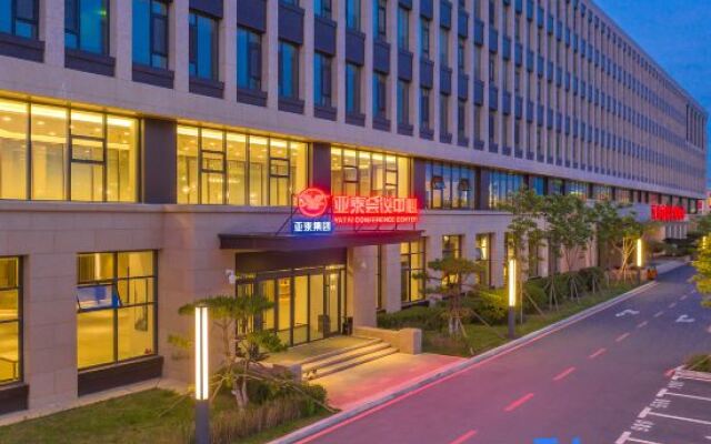 Yatai Conference Center Hotel