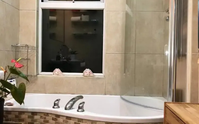 Double bedroom near Heathrow