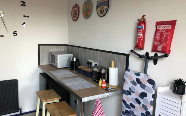 1-bed Apt, Sleeps 2, 20 Mins to Peak District