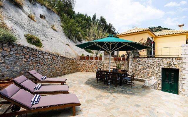 Serene Villa in Pera Melana near Sea