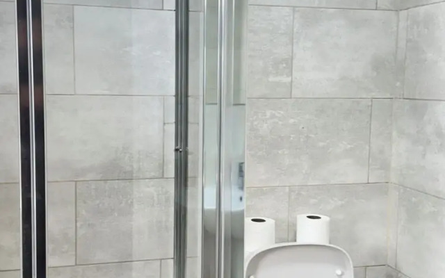 Heathrow Stay 5 Mins to the Terminals