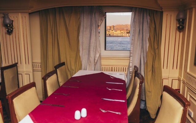 Queen isis floating hotel in minya