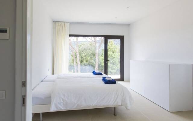 Modern Holiday Home in Sant Andreu de Llavaneres with Swimming Pool