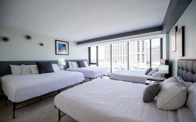 Stay together on the strip - 6 comfy beds w/view!