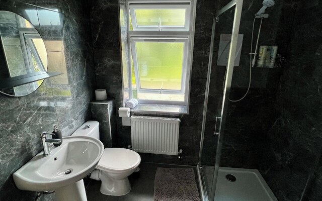 4 Beds House Coventry Sleep 7 With 3parking Spaces