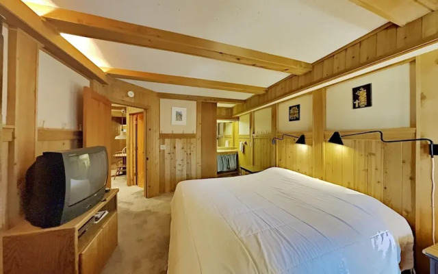 Slopeside 2 Bedroom Condo with 3 Spas! Easy Access to Recreation! by RedAwning