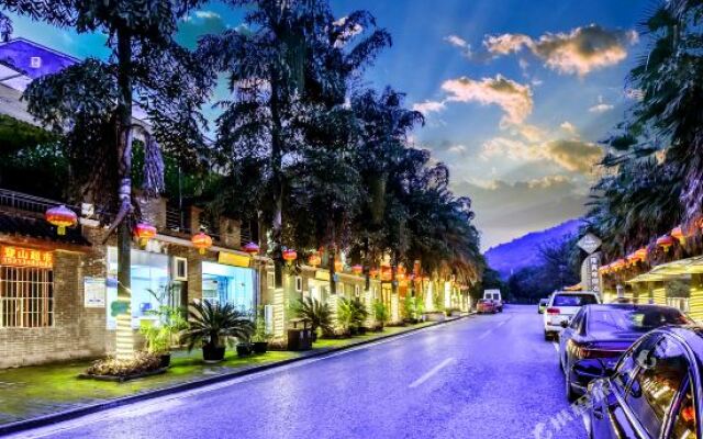 Longqing Holiday Hotel