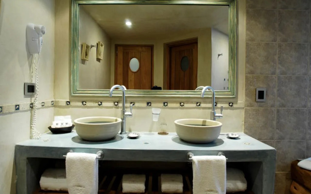 Lirolay Suites