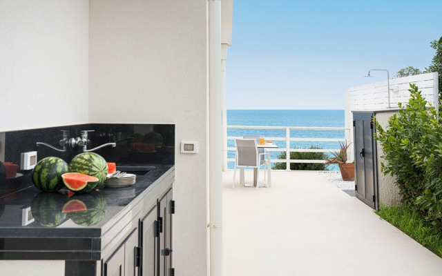 Modern sea Front Villa - By Beahost Rentals
