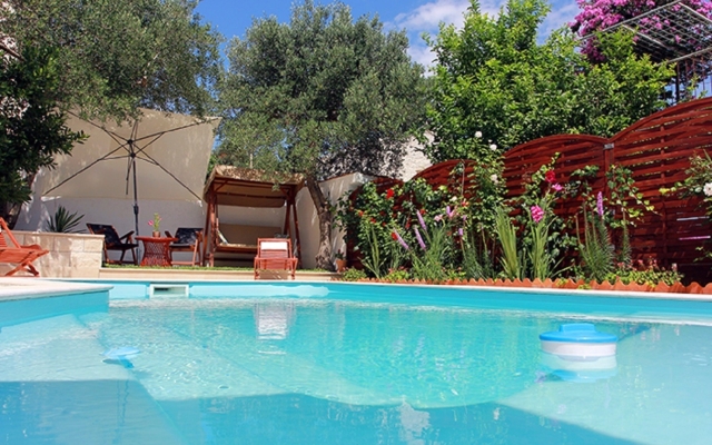 Holiday house Silvia - open pool: Supetar, Island Brac