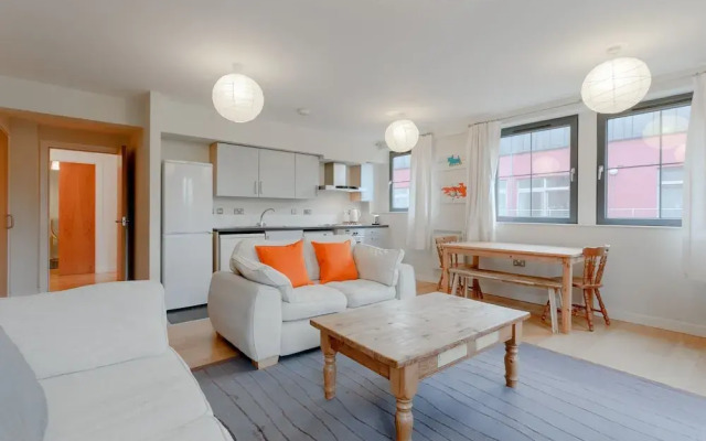 Spacious 2 Bedroom Stoke Newington Flat