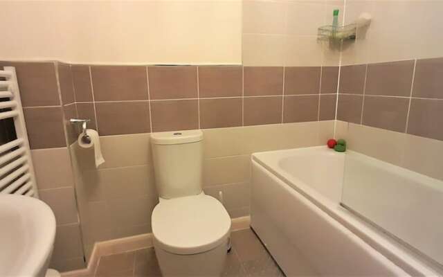 Modern 4 Bed House Sleeps 8 - Free Parking